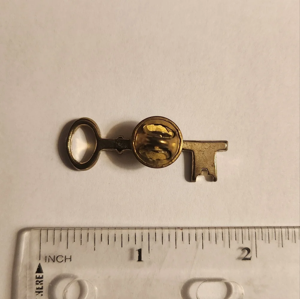 Vintage Skeleton Key Brooch Pin